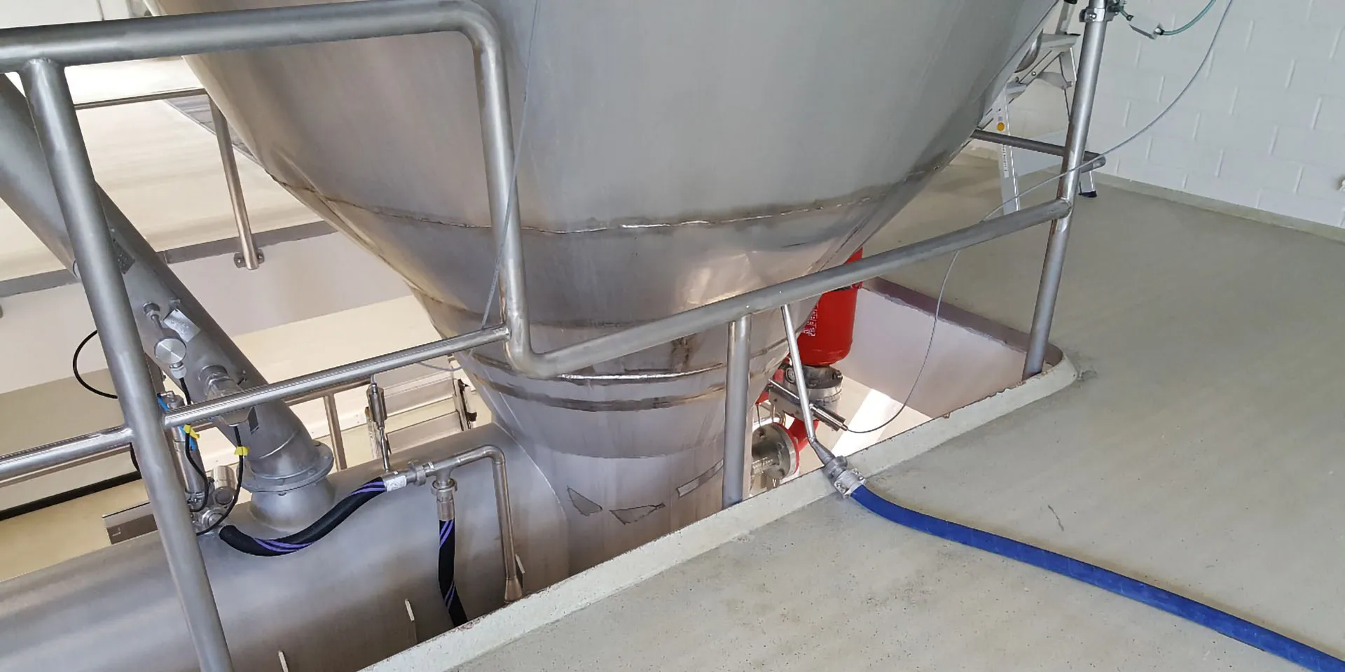 Stainless steel hopper outlet in a bulk material plant