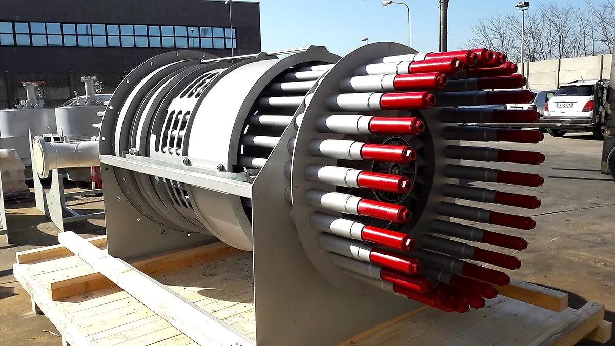 Industrial burner with red-tipped gas lances arranged in a ring