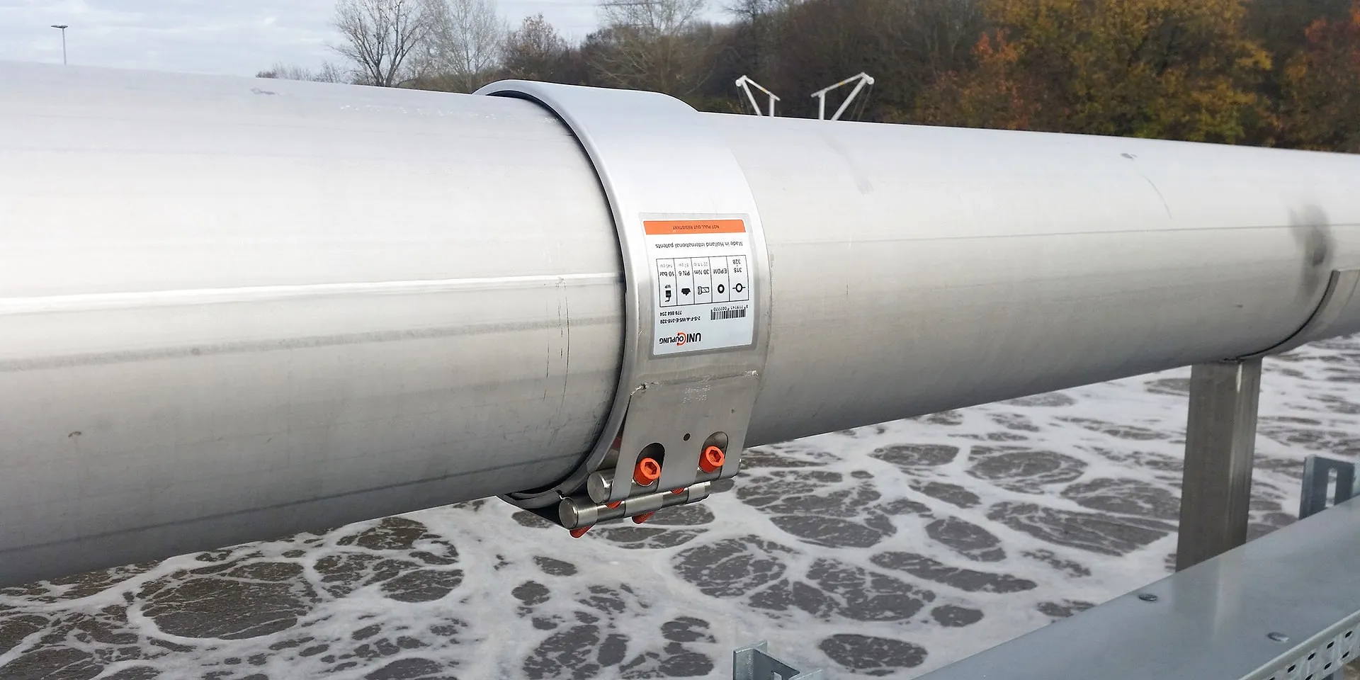 PEWOBAR stainless steel pipe coupling installed on a pipeline
